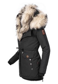 Parka negra con capucha de piel sintética removible, cremallera frontal, dos bolsillos laterales con botones, cintura ajustable con cordón y puños acanalados.