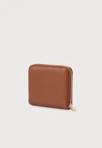 Portafoglio marrone in pelle con cerniera, dalla texture liscia, forma quadrata e dettagli della cerniera in contrasto color oro. Design compatto e minimalista.