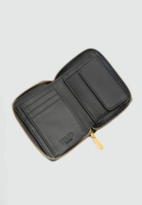 Zwarte leren portemonnee met een gouden rits, meerdere kaartsleuven en een muntenvak. Compact ontwerp met reliëf merklogo.