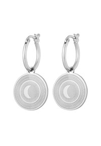Orecchini a cerchio in argento con pendenti circolari caratterizzati da un design a forma di luna e motivi radiali. Texture liscia con finitura lucida.