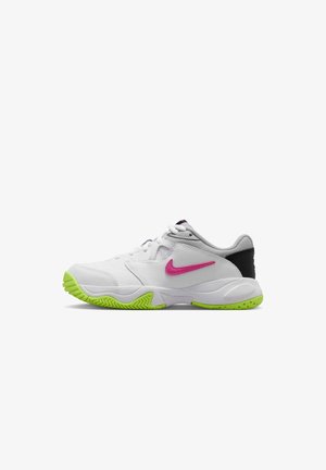 Hvid Nike lavtopsneaker med lys pink swoosh, neon grøn sål og sort hælaccent, vist i sideprofil.