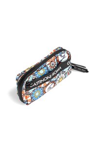 Cartera con cremallera en un patrón geométrico colorido que presenta tonos de azul, naranja y blanco. Correa de marca negra en la parte frontal, material textil.