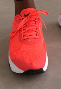 Nike Performance VERSAIR - Edzőcipő - bright crimson/metallic silver/black/lilac bloom
