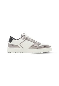 Sneakers bassi bianchi e argento con una texture liscia e riflettente, caratterizzati da accenti neri a contrasto e una suola in gomma con motivi antiscivolo.