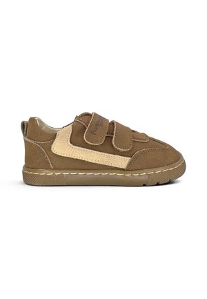 Chaussure en daim marron pour tout-petit avec bande latérale beige, deux bandes Velcro et semelle en caoutchouc, vue de côté extérieur sur fond blanc.