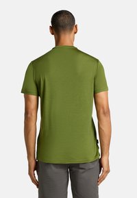 Korte mouw groene t-shirt van soepel stof met een ronde halslijn en een rechte zoom. Label zichtbaar op de zijnaad.