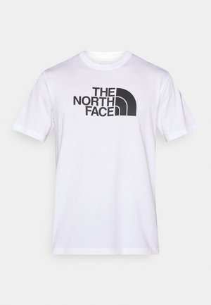 Biele bavlnené tričko s čiernym logom "THE NORTH FACE" a zakriveným dizajnovým prvkom. Krátke rukávy a okrúhly výstrih.