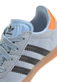 adidas Originals GAZELLE COMFORT CLOSURE ELASTIC LACES KIDS - Športni copati - clear sky/core black/solar orange