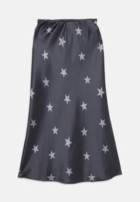 Jupe midi en satin gris foncé avec une taille élastique, ornée d'un motif d'étoiles à cinq branches de couleur gris clair dispersées.