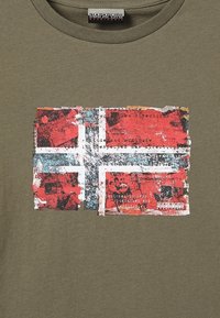 Napapijri T-shirts print - new olive green