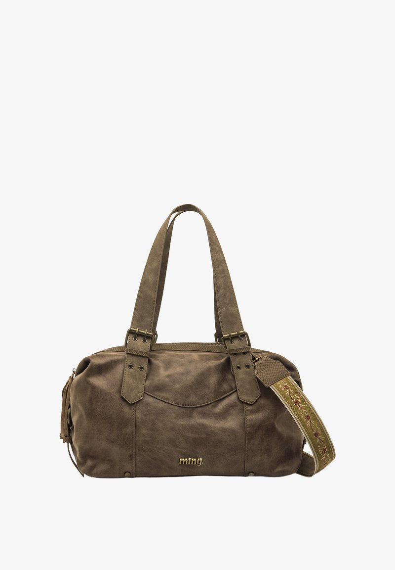 Sac à main en cuir marron avec deux poignées supérieures, des coutures décoratives et une bandoulière réglable à motif. Présente un logo doré et une fermeture éclair.
