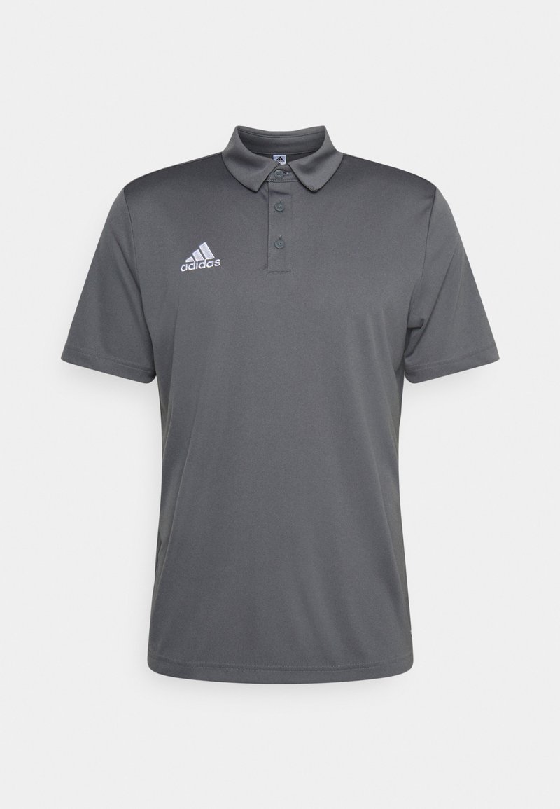 Grå polo skjorte lavet af glat stof, med krave, tre knapper og et broderet hvidt Adidas-logo på brystet.