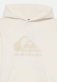 Crème hoodie met een zachte textuur. Heeft een groot, reliëf Quiksilver-logo in lichtbeige op de voorkant. Inclusief een capuchon met trekkoord.