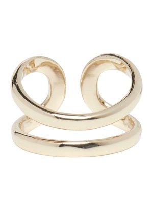 Pierścionek z podwójną obrączką w złotym odcieniu o gładkim, polerowanym wykończeniu i nakładającym się wzorze tworzącym otwarte, zakrzywione kształty.