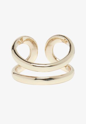 Pierścionek z podwójną obrączką w złotym odcieniu o gładkim, polerowanym wykończeniu i nakładającym się wzorze tworzącym otwarte, zakrzywione kształty.