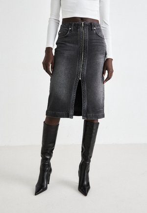 Zwart denim rok met hoge taille, voorzien van een rits aan de voorkant en een split, met een rechte silhouet en een minimalistisch ontwerp.