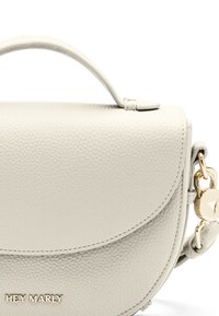 Graue Lederhandtasche mit strukturierter Form, Oberhandgriff und goldfarbenen Beschlägen. Verfügt über eine genarbte Oberfläche und subtile Nähte.