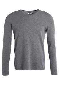 Szary t-shirt z długim rękawem i dekoltem w serek, wykonany z miękkiego materiału. Charakteryzuje się luźnym krojem, minimalnym przeszyciem oraz małą metką marki umieszczoną wewnątrz.