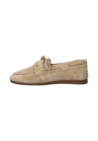 Beige suède mocassin met veter aan de voorkant en decoratieve zijveter, voorzien van een bruine rubberen zool en een afgeronde neus.