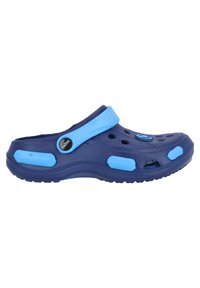 Sabots bleu marine avec des accents bleus, fabriqués en plastique léger. Comprend plusieurs trous de ventilation et une sangle arrière pour un ajustement sécurisé.