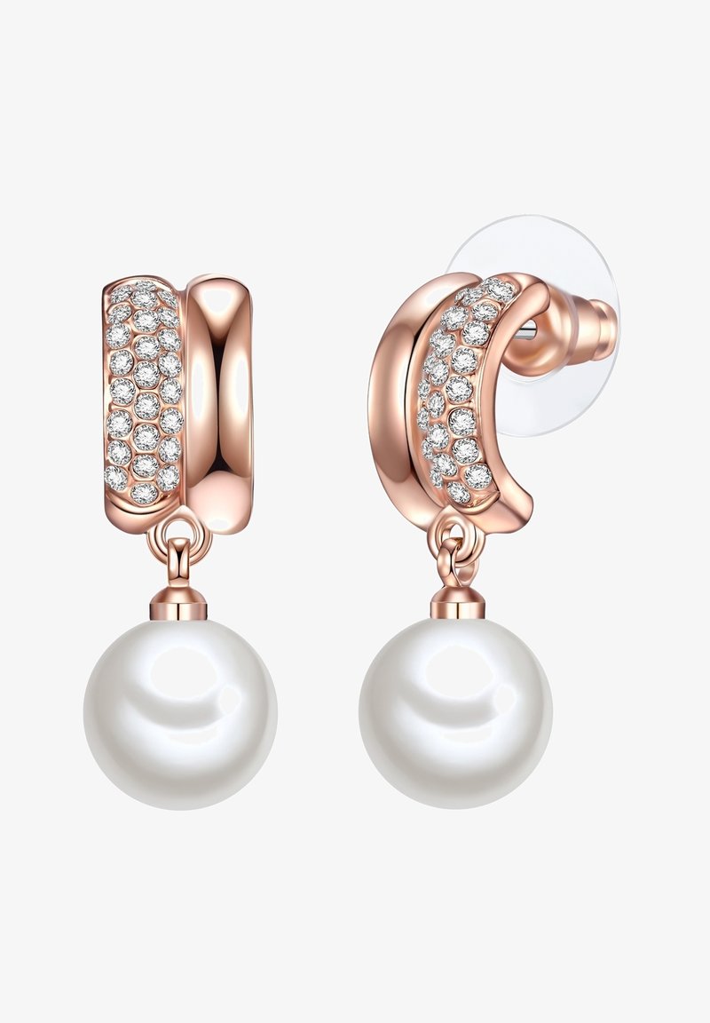 Náušnice v tvare kruhu z ružového zlata obsahujú radu iskriacich kamienkov a perlový prívesok. Hladký povrch, zaoblený tvar a lesklé akcenty.