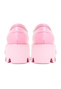Rosa platform schoenen met een ronde neus, een bovenwerk van glad leer en een chunky, gestructureerde zool met uitsnijdingen.