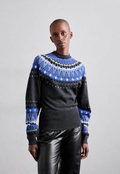 Pulover gri tricotat cu modele geometrice albastre, negre și albe pe umeri și mâneci. Design ajustat, material texturat, decolteu rotund.