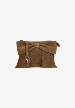 Bordeaux suède clutch met een opvallende strikdetail, ritssluiting en een afneembare schouderriem. Zachte textuur en een platte, rechthoekige vorm.