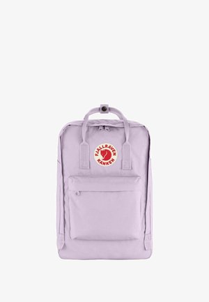 Zaino viola chiaro di forma rettangolare, con una tasca frontale, maniglie superiori e un logo circolare rosso sulla parte anteriore.