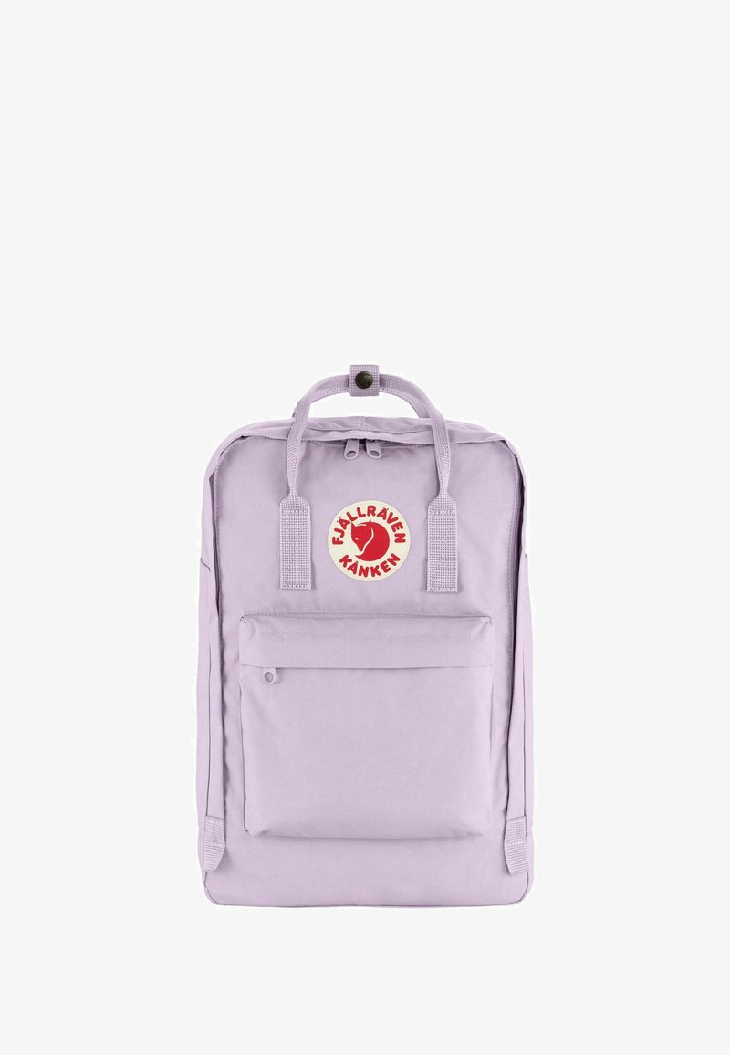 Lichtpaarse rugzak met een rechthoekige vorm, voorzien van een voorzak, bovenhandvatten en een cirkelvormig logo in het rood aan de voorkant.