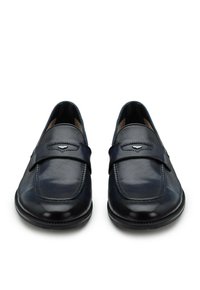 Mocassini in pelle blu navy con punta arrotondata, dettagli cuciti e una fascia centrale sulla parte superiore. Texture liscia con una finitura lucida.