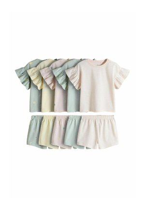 Fünf Sets von kurzärmligen Kinderoberteilen mit Rüschenärmeln und passenden Shorts mit elastischem Bund in Pastellfarben und dezenten Mustern.