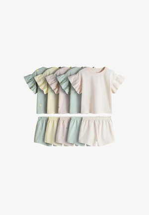 Cinq ensembles de hauts pour enfants à manches courtes avec manches à volants et shorts assortis à taille élastique dans des couleurs pastel et des motifs subtils.