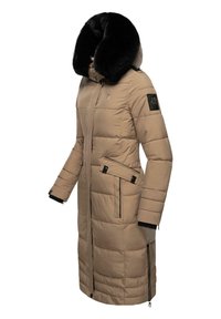 Manteau beige matelassé avec un grand col en fausse fourrure noire, poches latérales et fermeture éclair à l'avant ; présente des détails en quilt et un logo sur la manche.