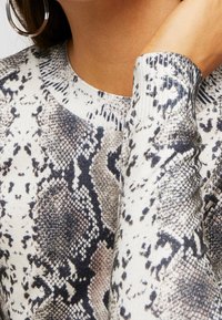 Vero Moda Tall Pletené šaty - white