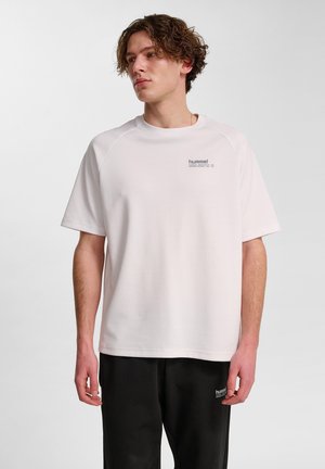 Hvid kortærmet t-shirt lavet af glat stof, med et lille gråt logo på venstre bryst, raglanærmer og en afslappet pasform.
