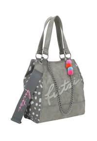 Sac à main en daim gris avec des accents à pois, doté d'une chaîne et d'une bandoulière en tissu. Logo "fruitsi" brodé en gris clair sur le devant.