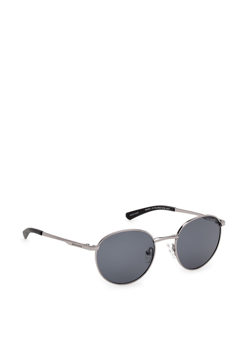 Occhiali da sole aviator metallici argento con lenti grigio scuro, caratterizzati da una montatura sottile in filo, naselli regolabili e aste nere eleganti.