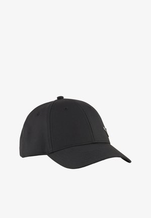 Casquette de baseball noire à six panneaux avec une visière courbée et des œillets de ventilation cousus, ornée d'un petit logo métallique sur le côté.