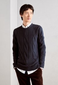 Lindbergh MEGA CABLE O-NECK - Stickad tröja - navy