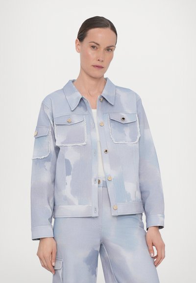 Lyseblå denimjakke med skymønstre, kontrasterende syninger, fire lommer og guldsmedede detaljer. Tekstureret og afslappet design.