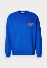 Sweatshirt azul com gola redonda, mangas longas e punhos canelados. Apresenta "VERY" bordado em vermelho e branco no lado esquerdo do peito. Textura suave.