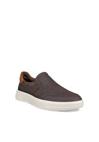 Chaussure pour homme marron foncé à enfiler, avec semelle en caoutchouc blanche et accent talon beige, vue en angle montrant le côté extérieur et l'avant du pied.