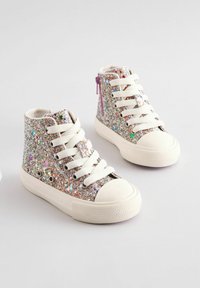 Baskets montantes pailletées avec des étincelles multicolores, semelles en caoutchouc blanches et lacets. Comprend une fermeture éclair pour un enfilage facile.