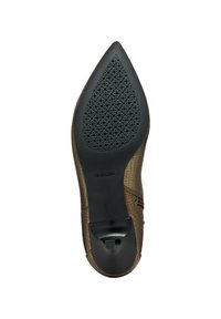 Scarpa in pelle marrone con una superficie texturizzata che ricorda la pelle di serpente. Forma affusolata con suola in gomma dotata di fori di ventilazione. Accentatura nera sul tacco.