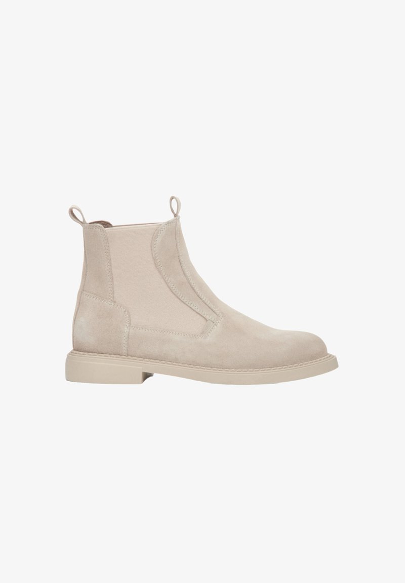Beżowe zamszowe botki Chelsea z elastycznymi panelami bocznymi, uchwytami oraz płaską beżową podeszwą. Projekt charakteryzuje się gładką teksturą i zaokrąglonym noskiem.