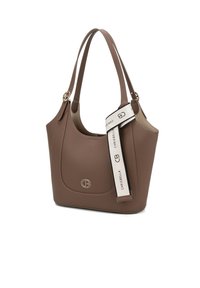 Braune synthetische Lederhandtasche mit strukturiertem Design, doppelten Griffen und einem abnehmbaren Gurt mit Logo und Textakzent.