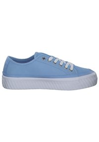 Sneaker in tela blu chiaro con lacci bianchi, linguetta imbottita e suola spessa bianca con un motivo testurizzato lungo i lati.