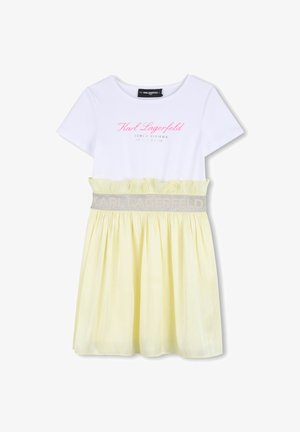 Robe blanche à manches courtes avec une jupe jaune froncée, une taille élastique ornée du texte argenté « Karl Lagerfeld » et un motif graphique rose.