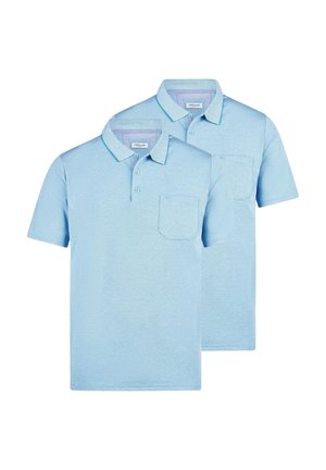 Zwei hellblaue kurzärmelige Poloshirts mit Kragen, drei Knöpfen und einer Brusttasche, die sich auf weißem Hintergrund überlappen.